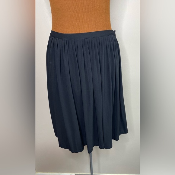 GAP Pleated Elegant Black Mini Skirt Size Medium - Picture 4 of 7